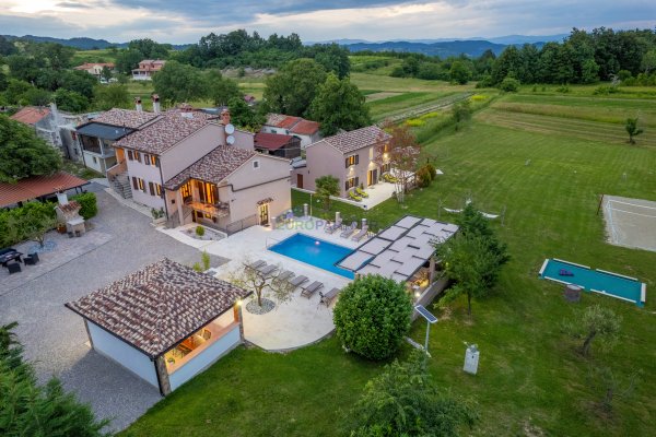 Šarmantno imanje u srcu Istre: Tri kuće, bazen i prekrasna okućnica