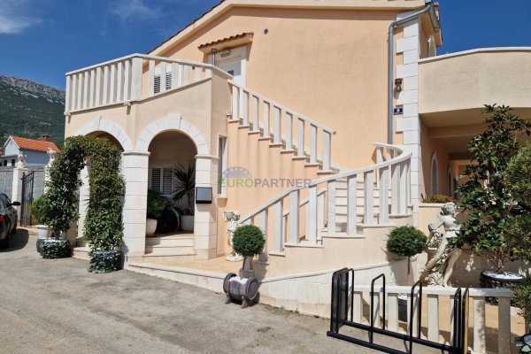 Vila sa bazenom 350 m2 u Kaštel Starom