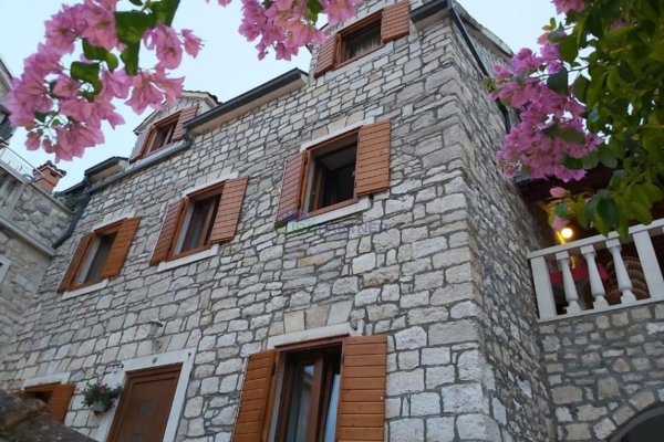 Renovated stone house with 6 apartments, 2nd row to the sea