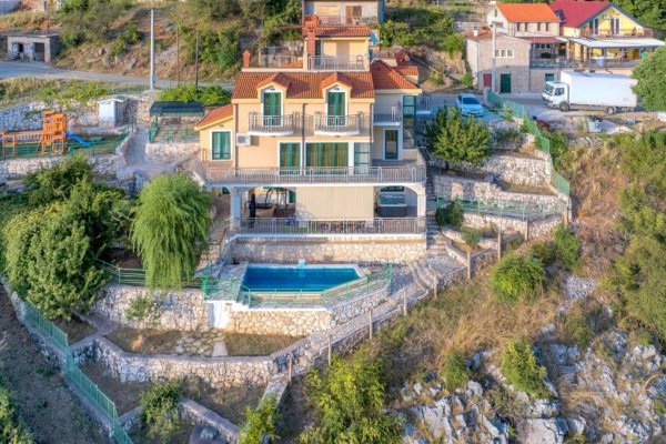 Vila na posebnom položaju na izvoru rijeke u blizini grada Drniša