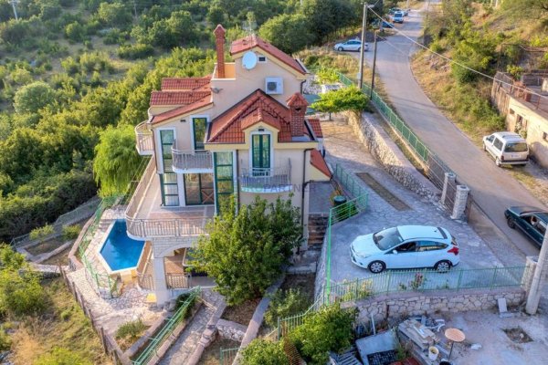 Vila na posebnom položaju na izvoru rijeke u blizini grada Drniša