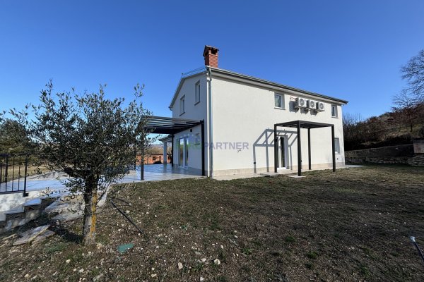 Centralna Istra, Cerovlje,  prekrasna kuća sa velikom okućnicom