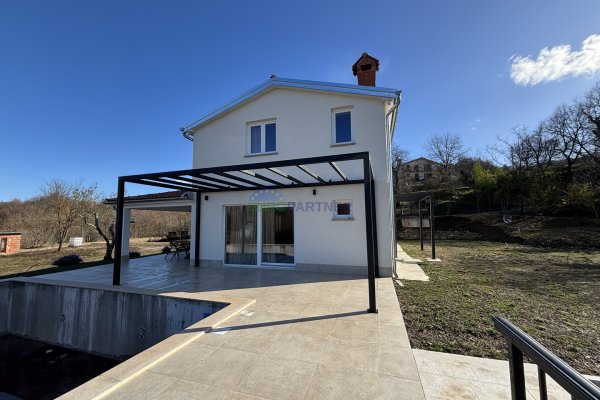 Centralna Istra, Cerovlje,  prekrasna kuća sa velikom okućnicom