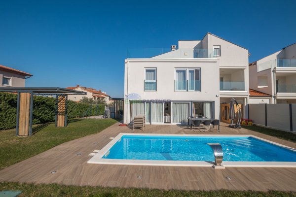 Dizajnerska vila s pogledom na more i prirodu, Poreč, 2km od mora