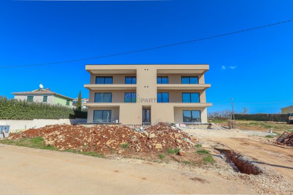 Stan s dvorištem 400m2, Poreč