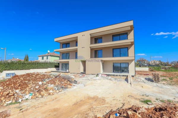 Stan s dvorištem 400m2, Poreč