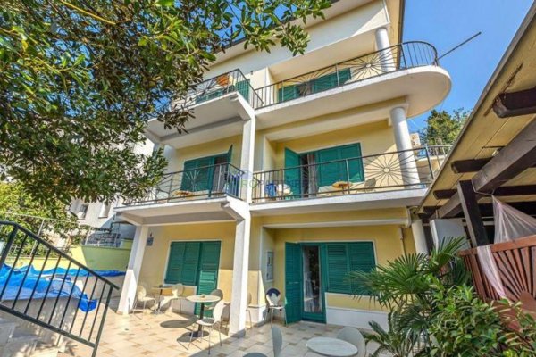 Apartmanska kuća  s bazenom 100 metara od mora, Crikvenica