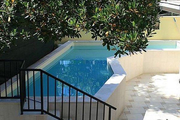Apartmanska kuća  s bazenom 100 metara od mora, Crikvenica