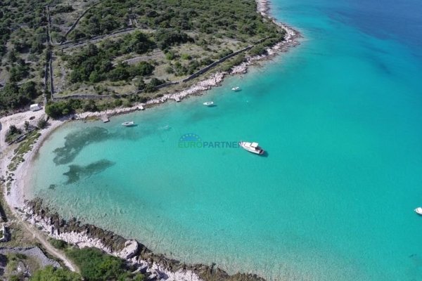 Atraktivno građevinsko zemljište 50 m od mora u blizini Rogoznice, 840 m2