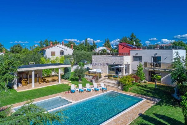 Eleganta vila s velikim vrtom(1.444m2) i bazenom (91m2)