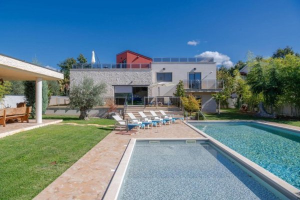 Eleganta vila s velikim vrtom(1.444m2) i bazenom (91m2)