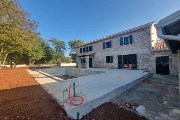 Predivna kamena kuća u okolici Barbana